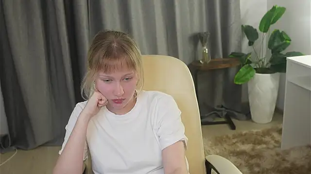 Snapshot of YoshieDevaney chatting on November 27, 2025, 1:44 pm YoshieDevaney online show from November 27, 2025, 1:44 pm