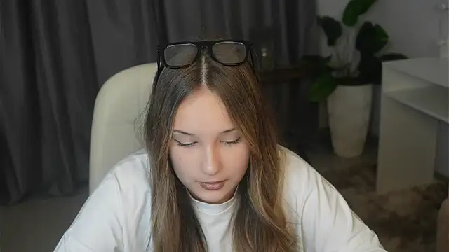 MarinaMarmolejo online show from November 28, 2025, 1:11 pm