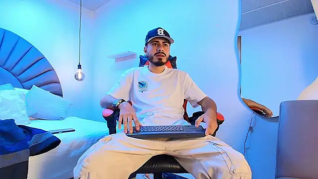 Snapshot of MatthewCullen chatting on March 1, 2026, 2:44 am MatthewCullen online show from March 1, 2026, 2:44 am