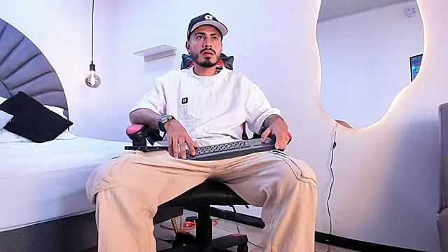 Snapshot of MatthewCullen chatting on February 21, 2026, 9:39 pm MatthewCullen online show from February 21, 2026, 9:39 pm