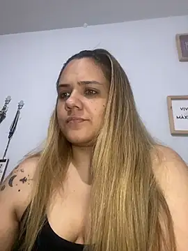 Snapshot of LoreinnFox chatting on April 8, 2026, 3:52 am LoreinnFox online show from April 8, 2026, 3:52 am