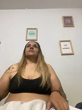 Snapshot of LoreinnFox chatting on April 25, 2026, 4:04 am LoreinnFox online show from April 25, 2026, 4:04 am