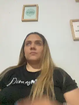 Snapshot of LoreinnFox chatting on April 19, 2026, 8:22 pm LoreinnFox online show from April 19, 2026, 8:22 pm