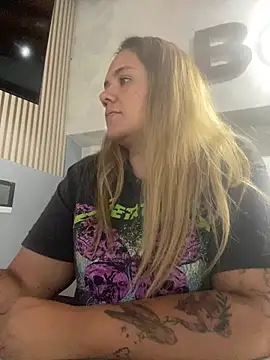 Snapshot of LoreinnFox chatting on April 5, 2026, 8:26 pm LoreinnFox online show from April 5, 2026, 8:26 pm