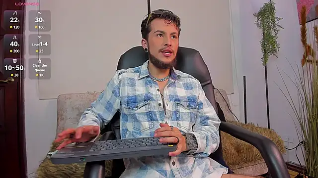 Snapshot of MTHW__ chatting on December 3, 2025, 10:09 pm MTHW online show from December 3, 2025, 10:09 pm