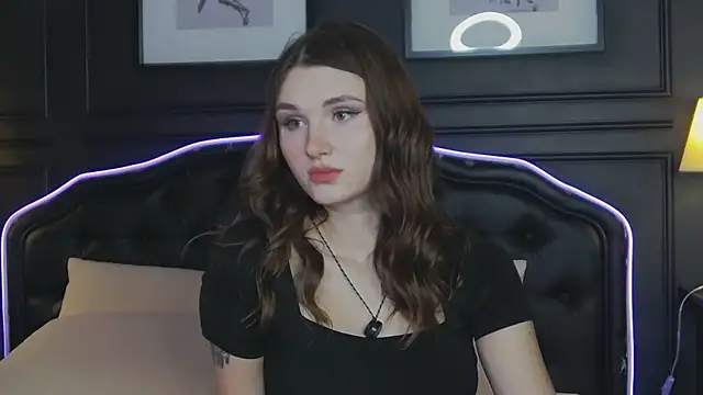 CrystalBrooks online show from November 28, 2025, 8:31 pm