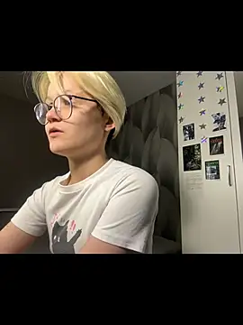 LunaDoreann online show from December 3, 2025, 1:43 pm