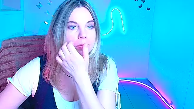 Snapshot of Amanda_Swannn chatting on April 9, 2026, 6:19 am Amanda Swannn online show from April 9, 2026, 6:19 am