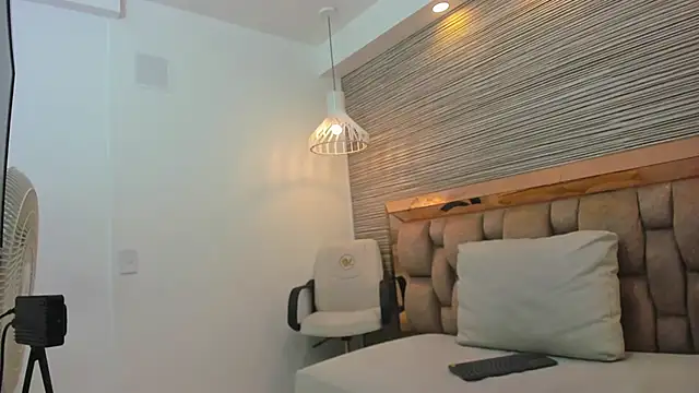 claire bonny online show from December 16, 2025, 7:18 pm