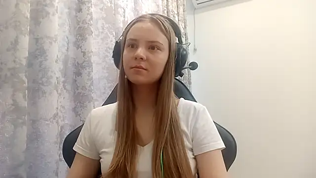 Snapshot of CrackShirker chatting on December 21, 2025, 6:15 am CrackShirker online show from December 21, 2025, 6:15 am