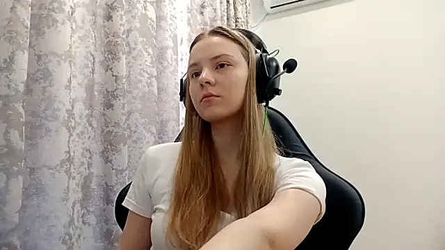 Snapshot of CrackShirker chatting on December 19, 2025, 6:16 am CrackShirker online show from December 19, 2025, 6:16 am