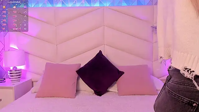 Lizzi Hotman  online show from April 7, 2026, 8:43 pm