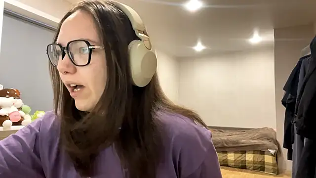 KerriMcbreen online show from December 19, 2025, 2:37 am