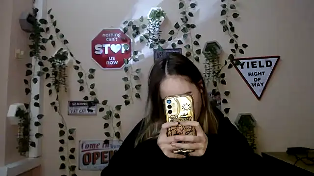 Moon  Lily online show from December 1, 2025, 3:02 pm