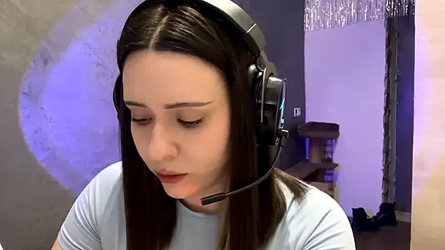 AngeliqueSulima online show from December 17, 2025, 2:33 pm