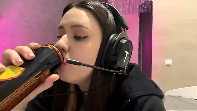 AngeliqueSulima online show from December 18, 2025, 2:10 pm