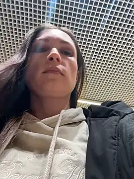 ZaraHill online show from December 5, 2025, 3:49 am