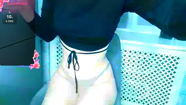 Snapshot of SolarStay chatting on December 16, 2025, 8:57 pm SolarStay online show from December 16, 2025, 8:57 pm