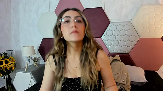 Snapshot of AriaRous chatting on February 14, 2026, 7:14 pm AriaRous online show from February 14, 2026, 7:14 pm