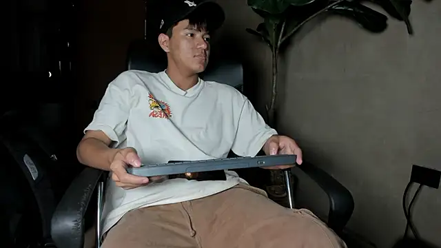 Snapshot of isaac_grimm chatting on February 13, 2026, 3:06 am isaac grimm online show from February 13, 2026, 3:06 am