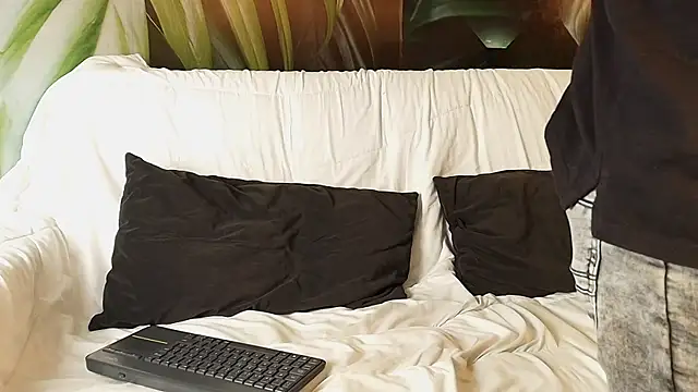 Snapshot of isaac_grimm chatting on January 19, 2026, 3:32 am isaac grimm online show from January 19, 2026, 3:32 am