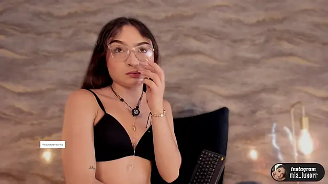 Snapshot of Mia_Luxor chatting on April 12, 2026, 11:35 am Mia Luxor online show from April 12, 2026, 11:35 am