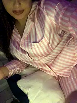 Snapshot of mayawestt chatting on November 29, 2025, 10:10 pm mayawestt online show from November 29, 2025, 10:10 pm