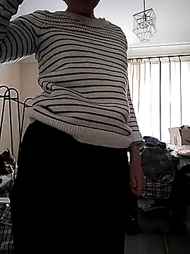 Amy01112 online show from May 11, 2026, 4:04 pm
