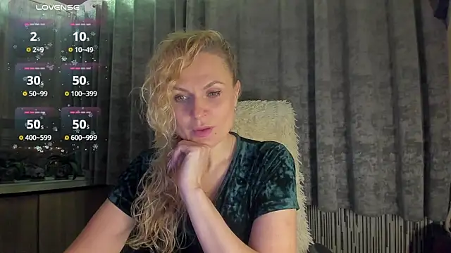 Snapshot of LanaLight_x chatting on May 10, 2026, 9:38 pm LanaLight x online show from May 10, 2026, 9:38 pm