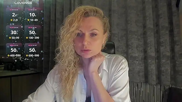 Snapshot of LanaLight_x chatting on April 15, 2026, 8:31 pm LanaLight x online show from April 15, 2026, 8:31 pm