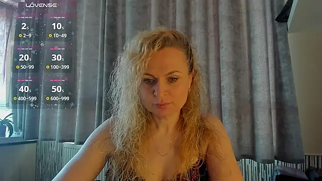 Snapshot of LanaLight_x chatting on May 6, 2026, 11:58 am LanaLight x online show from May 6, 2026, 11:58 am
