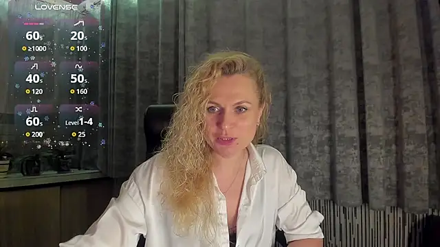 Snapshot of LanaLight_x chatting on April 20, 2026, 9:49 pm LanaLight x online show from April 20, 2026, 9:49 pm