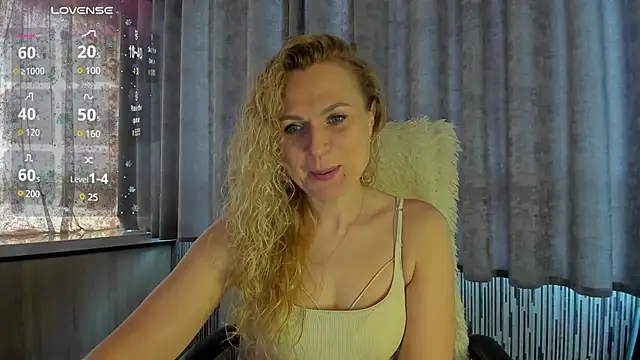 Snapshot of LanaLight_x chatting on May 28, 2026, 3:18 pm LanaLight x online show from May 28, 2026, 3:18 pm