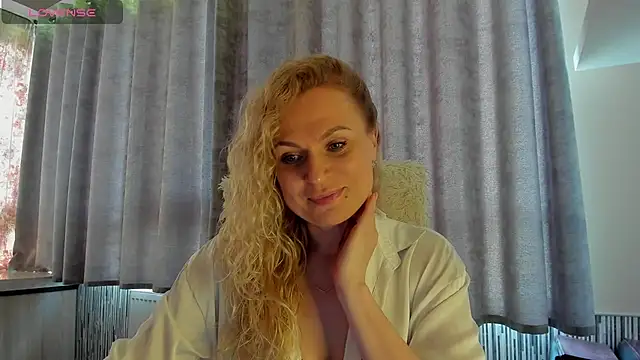 Snapshot of LanaLight_x chatting on May 20, 2026, 12:35 pm LanaLight x online show from May 20, 2026, 12:35 pm