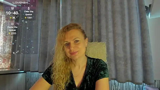 Snapshot of LanaLight_x chatting on May 22, 2026, 4:10 am LanaLight x online show from May 22, 2026, 4:10 am