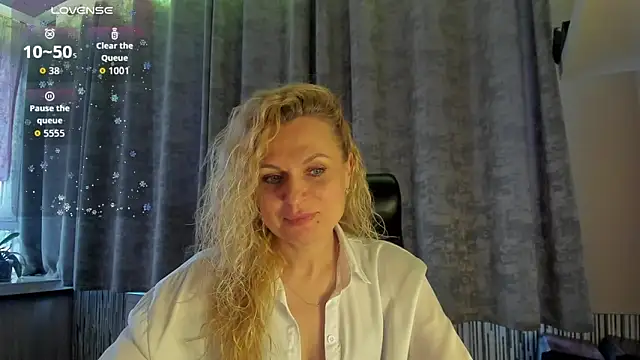 Snapshot of LanaLight_x chatting on April 23, 2026, 5:03 pm LanaLight x online show from April 23, 2026, 5:03 pm