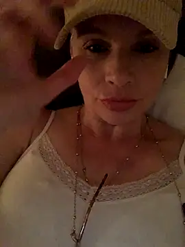 Snapshot of CherryCe chatting on December 5, 2025, 8:28 pm CherryCe online show from December 5, 2025, 8:28 pm