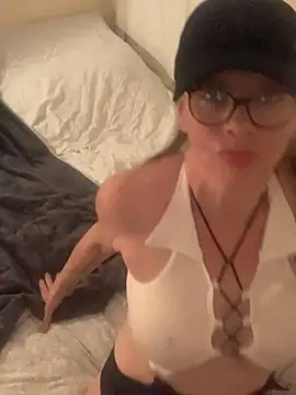 Snapshot of CherryCe chatting on April 15, 2026, 2:06 am CherryCe online show from April 15, 2026, 2:06 am