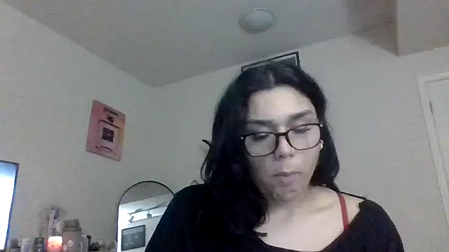 Snapshot of lunabellaX0 chatting on December 5, 2025, 12:43 am lunabellaX0 online show from December 5, 2025, 12:43 am