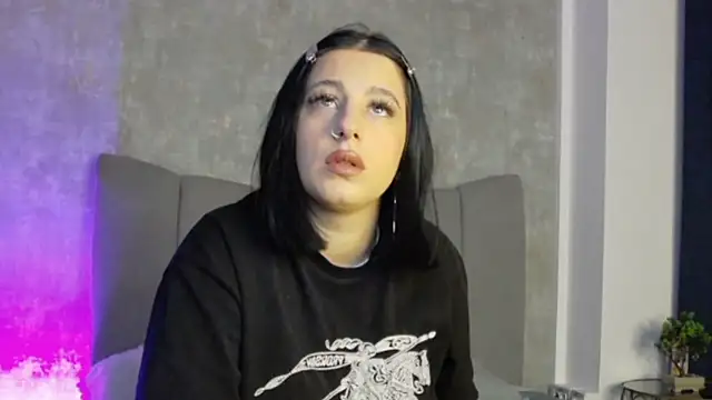 LucyRayy online show from February 8, 2026, 8:06 pm