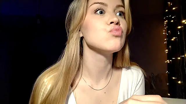 LunaPeony online show from March 12, 2026, 6:34 pm