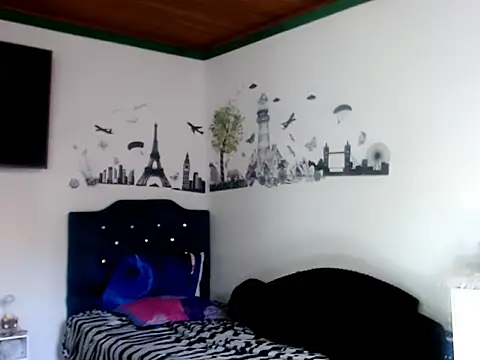 MisNicol online show from December 17, 2025, 12:54 pm