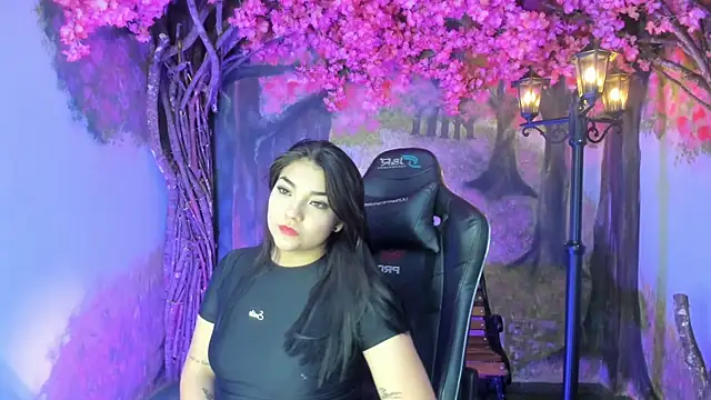 Snapshot of CurvyLunaX chatting on December 1, 2025, 9:15 pm CurvyLunaX online show from December 1, 2025, 9:15 pm