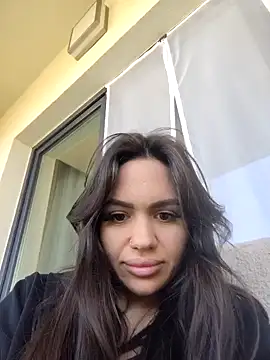 SiennaLuxexx online show from April 19, 2026, 9:21 am