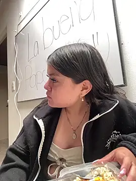 Camila Duarte2 online show from December 17, 2025, 1:27 pm