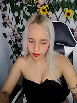 Snapshot of KasumiSophia chatting on April 28, 2026, 12:20 pm KasumiSophia online show from April 28, 2026, 12:20 pm