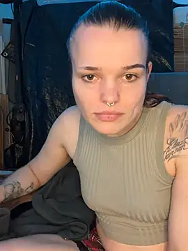 Snapshot of LoreenKinky chatting on February 18, 2026, 7:10 pm LoreenKinky online show from February 18, 2026, 7:10 pm