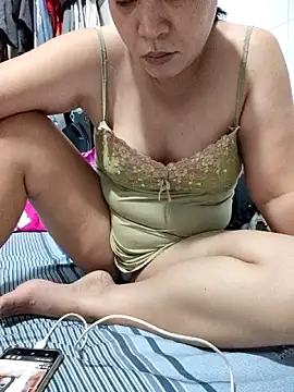 Snapshot of felicity_chloe chatting on May 20, 2026, 4:04 pm felicity chloe online show from May 20, 2026, 4:04 pm