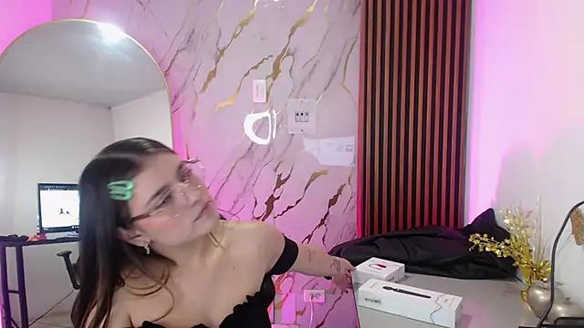 Snapshot of Diamond_juliana chatting on April 18, 2026, 3:53 am Diamond juliana online show from April 18, 2026, 3:53 am