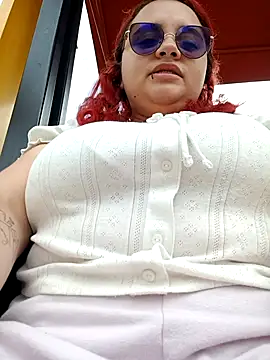 mia-curvy online show from December 4, 2025, 5:01 pm